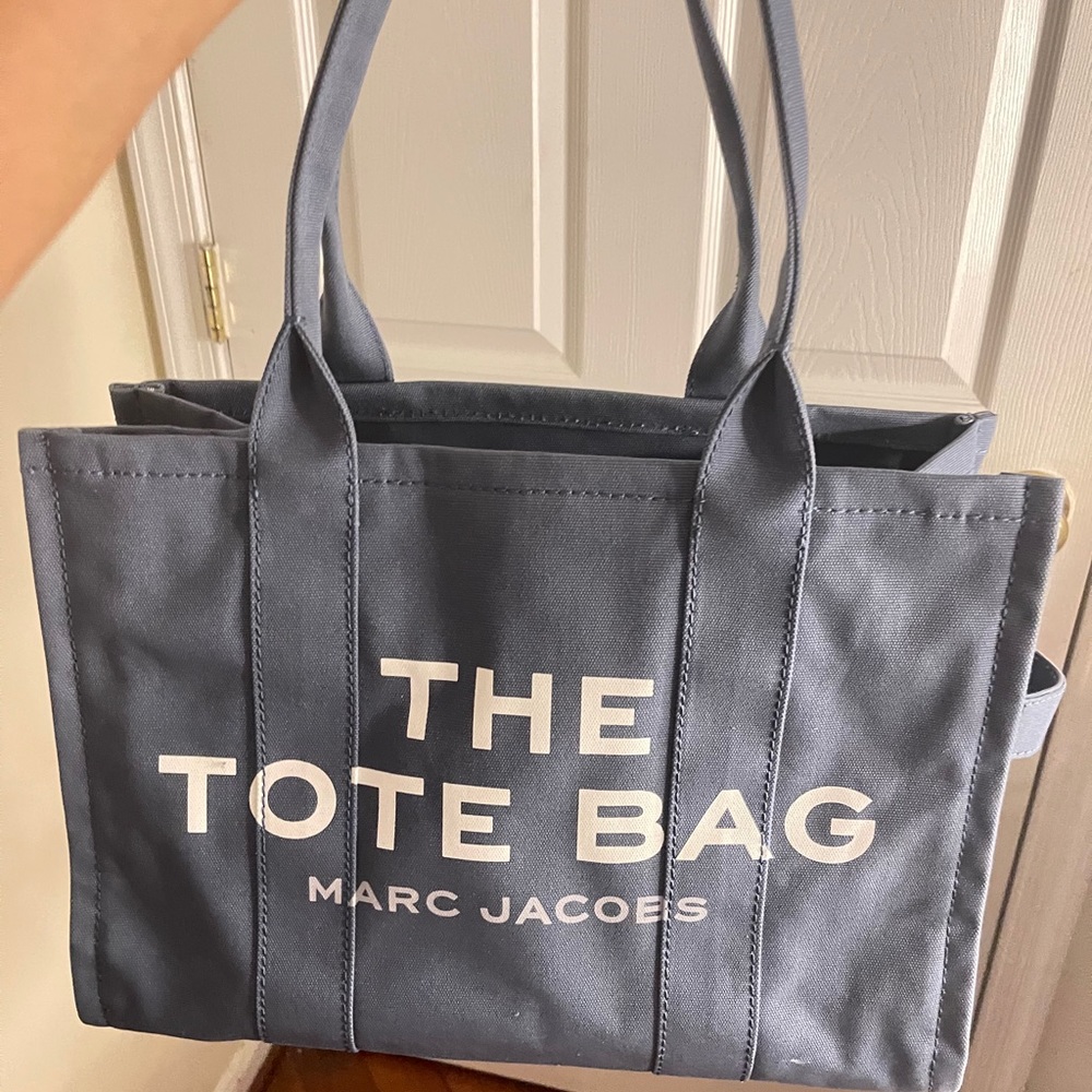 Brand New Marc Jacobs tote bag 17in L x 6in D x 13in H
42cm L x 16cm D x 34cm H